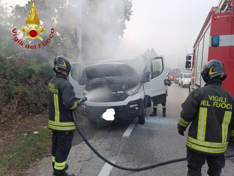 Asti, i vigili del fuoco intervengono per un principio d’incendio su un furgone