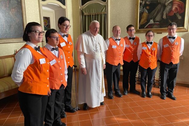 Il pranzo di Papa Francesco servito dai ragazzi dell’Albergo Etico