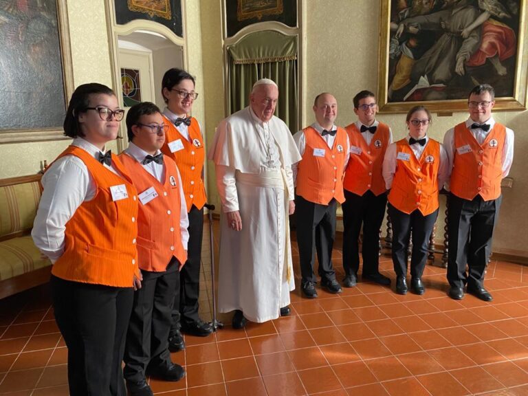 Il pranzo di Papa Francesco servito dai ragazzi dell’Albergo Etico