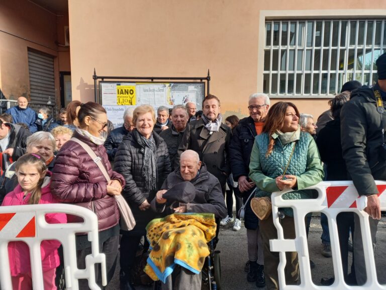 Papa Francesco a Portacomaro dona un rosario alla cugina Nella