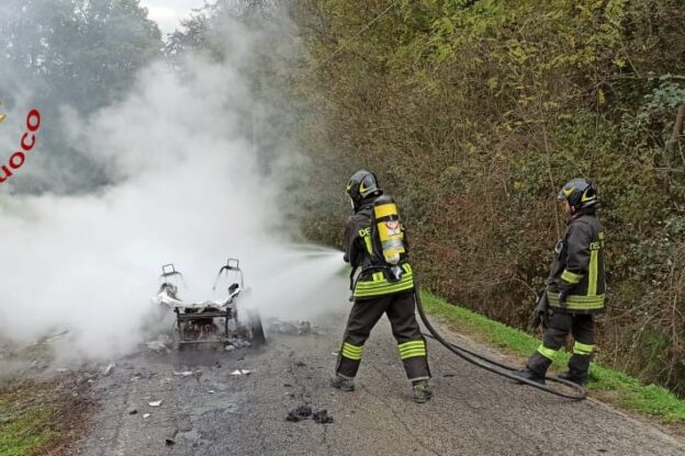 Incendio distrugge auto in Valle Benedetta