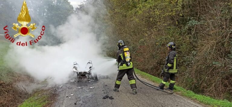 Incendio distrugge auto in Valle Benedetta