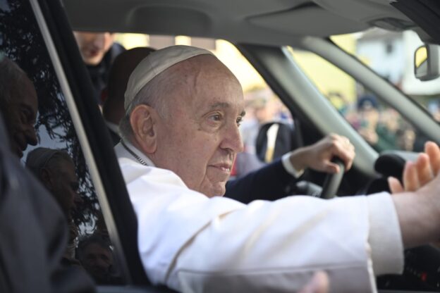 Tigliole abbraccia Papa Francesco. Le parole del Pontefice: “Fate tanti figli”