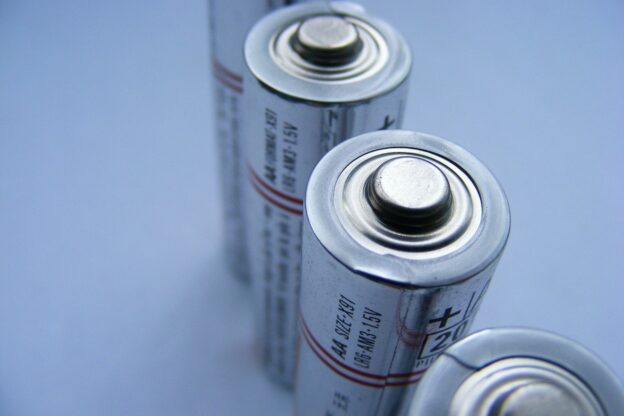 Batterie alcaline e pile zinco-aria: caratteristiche e differenze