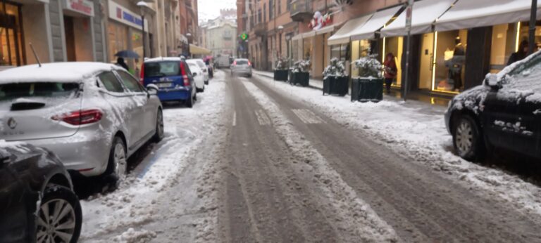 Neve sull’Astigiano: domani in città scuole chiuse