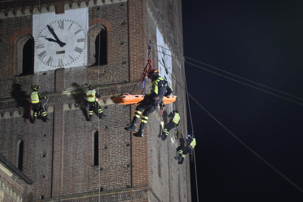 Spettacolare esercitazione dei vigili del fuoco in piazza Cattedrale