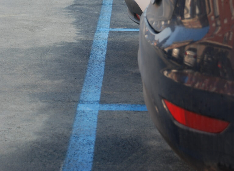 Asti, tracciati gli stalli blu in piazza del Palio