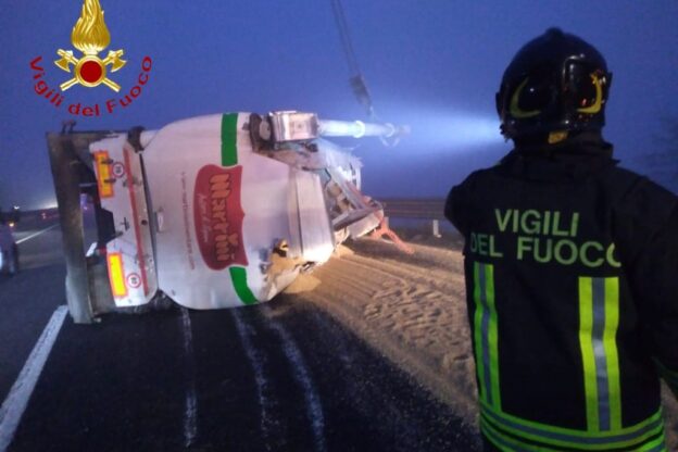 Rimorchio carico di mangime si ribalta in autostrada