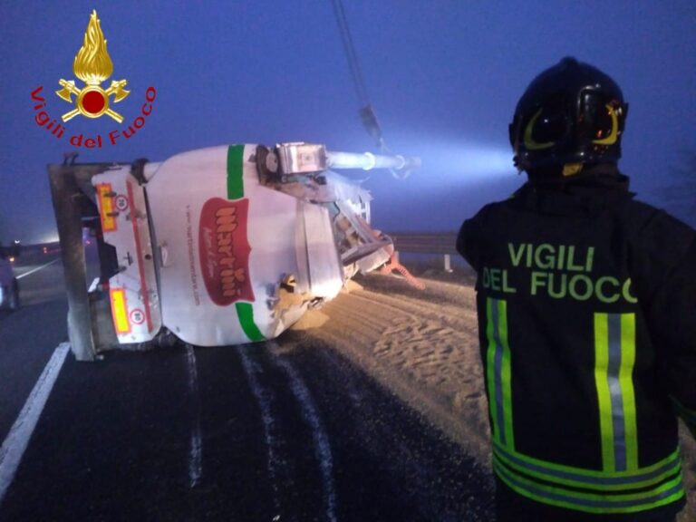 Rimorchio carico di mangime si ribalta in autostrada