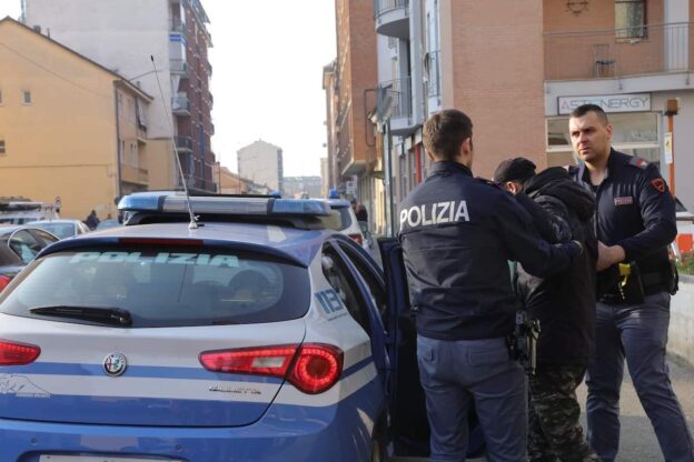 Ispezione nella palazzina occupata di corso Casale: 25 persone identificate