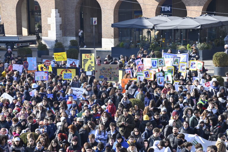 Gli studenti astigiani in marcia contro il bullismo