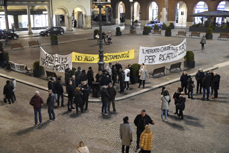 I mercatali di piazza Alfieri guadagnano un’ora in più: oggi l’ordinanza del sindaco