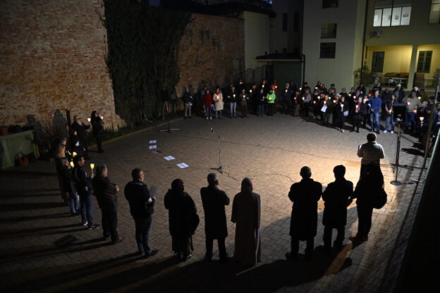 Fermare la strage, invertire la rotta: flash mob e preghiera ecumenica per le vittime di Cutro e del Mediterraneo