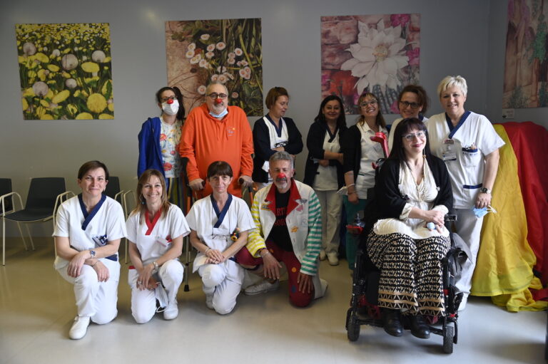 I clown dell’Arte del sorriso Vip regalano un pianoforte all’Oncologia del Massaia