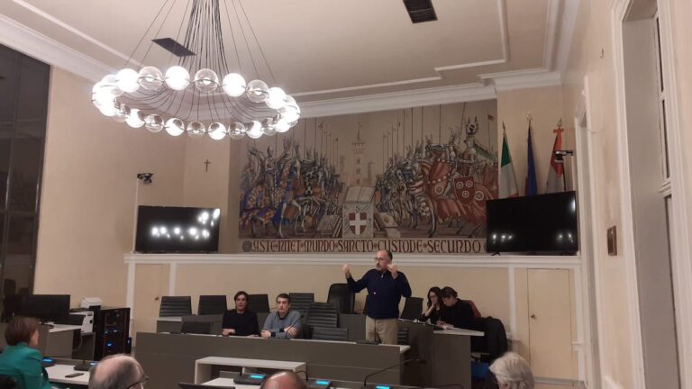 Il mercato di piazza Alfieri e piazza Libertà guadagna un’altra ora