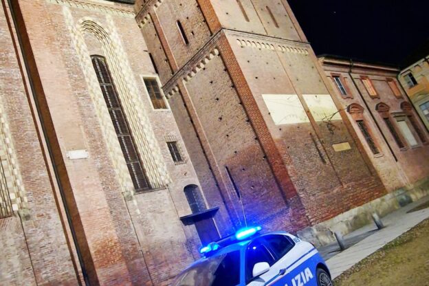 Asti, la polizia arresta un presunto spacciatore che accompagnava al bancomat i suoi clienti