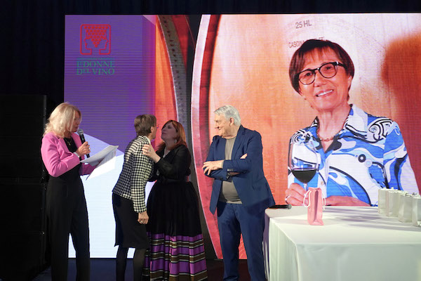 Mariuccia Borio premiata a Verona per i suoi 35 anni nelle Donne del Vino