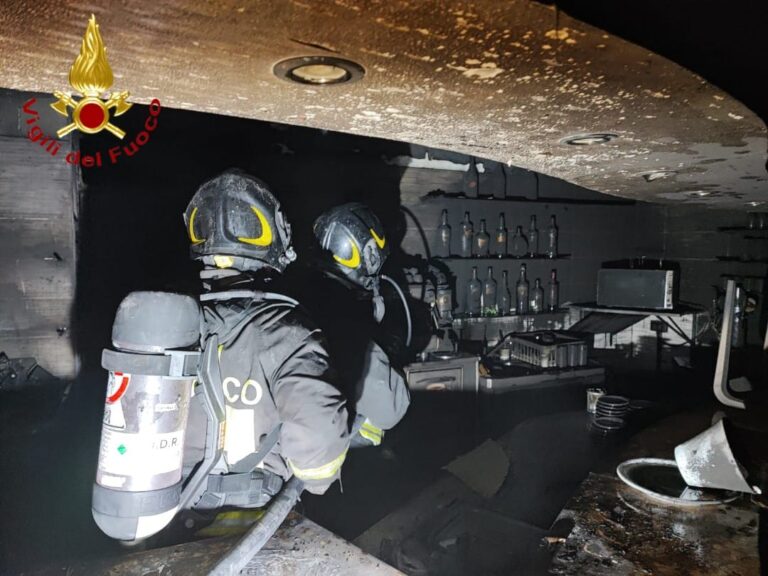 Incendio in un bar di corso Torino