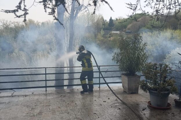 Altro intervento dei vigili del fuoco per un incendio di sterpaglie