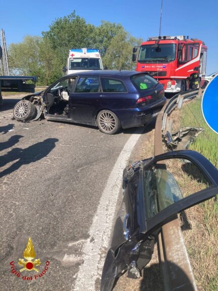 Asti, auto tampona tir in corso Savona