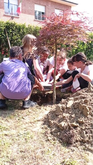 I bambini di Baldichieri donano un albero e sotterrano la capsula del tempo