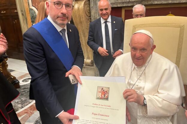 Consegnata a papa Francesco l’onorificenza dell’Ordine di San Secondo