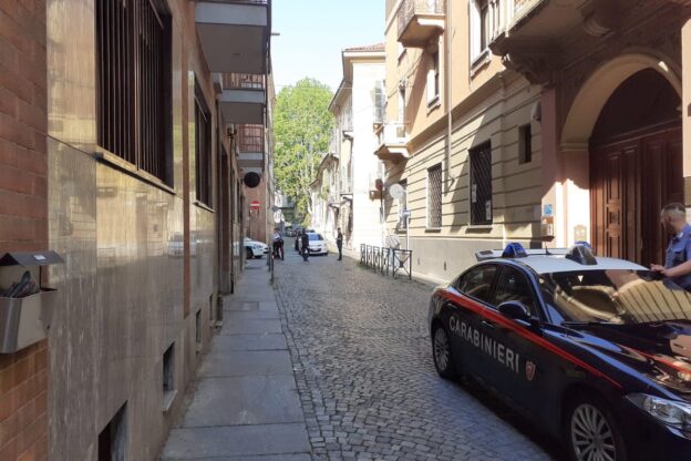 Asti, auto della municipale investe un’anziana in via Giobert