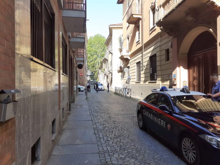 Asti, auto della municipale investe un’anziana in via Giobert