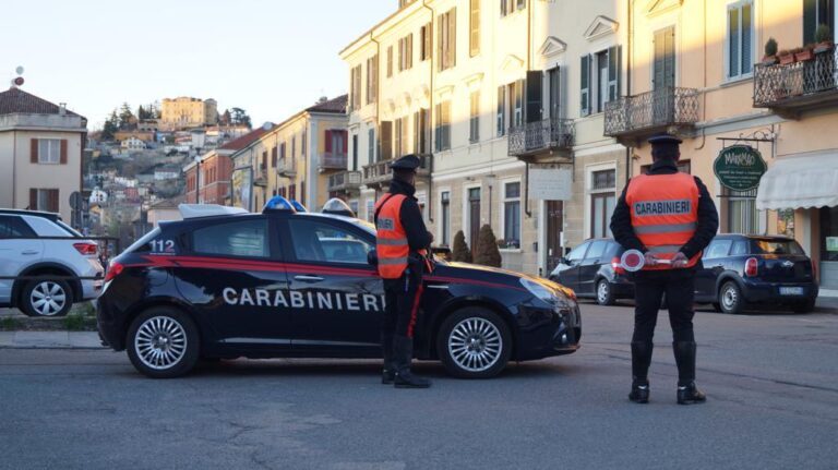 Nizza Monferrato, sale sul tetto armato di coltello e minaccia di gettarsi nel vuoto: salvato dai carabinieri