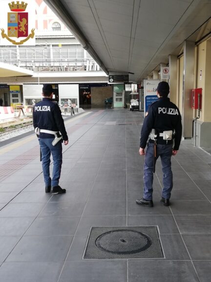 Controlli della polizia sull’attraversamento dei binari in stazione