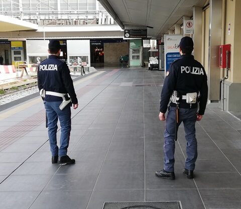 Controlli della polizia sull’attraversamento dei binari in stazione