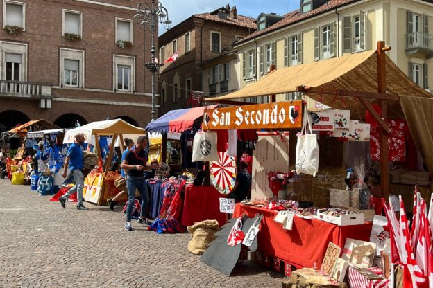 In piazza San Secondo si respira aria di Palio: la fotogallery del mercatino