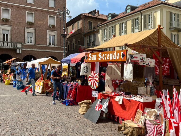 In piazza San Secondo si respira aria di Palio: la fotogallery del mercatino