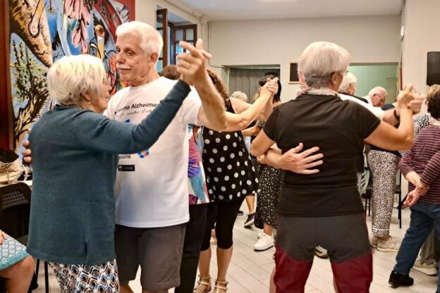 “Azzurro”, i malati di Alzheimer nel centro di accoglienza e il loro canto liberatorio