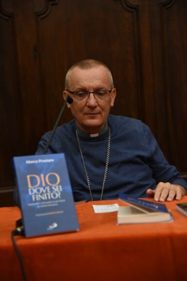 Il vescovo Marco Prastaro ha presentato il suo libro “Dio dove sei finito?”