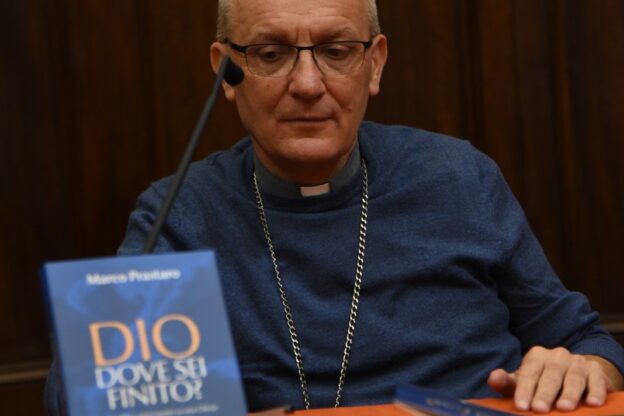 Il vescovo Marco Prastaro ha presentato il suo libro “Dio dove sei finito?”