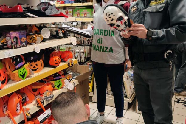 Operazione “Halloween sicuro”, la finanza sequestra oltre 70 mila prodotti