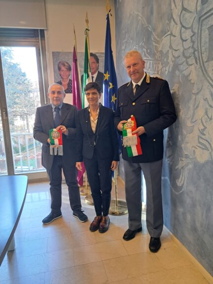 Sciarpa tricolore al neo commissario Bruno Cavaiuolo e al commissario in pensione Fabio Biamino