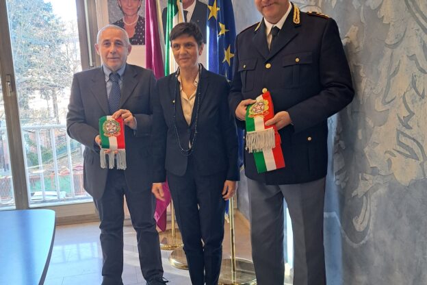 Sciarpa tricolore al neo commissario Bruno Cavaiuolo e al commissario in pensione Fabio Biamino