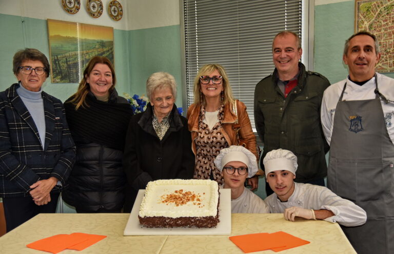 LA MAXI TORTA DEL PAPA RALLEGRA LA MENSA SOCIALE DI ASTI