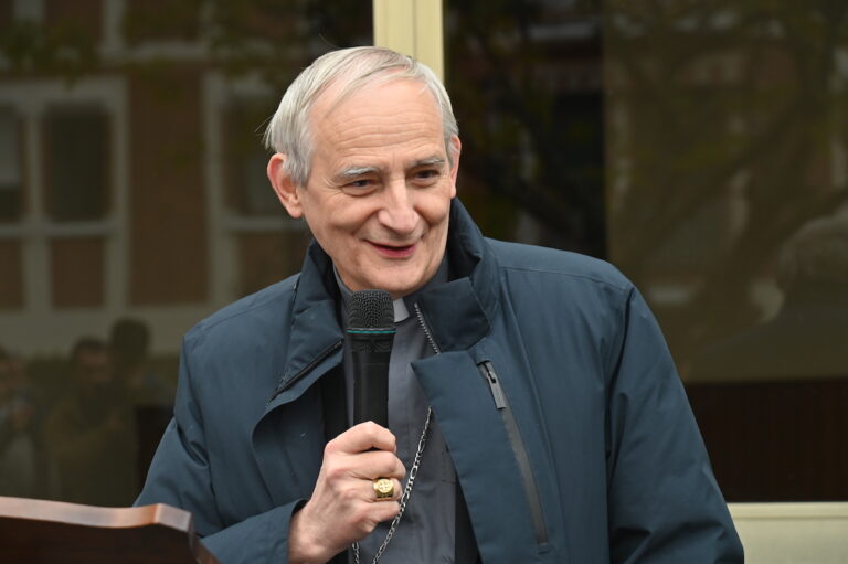 Asti, il cardinal Zuppi ha inaugurato l’ambulatorio “Fratelli tutti”: “La povertà è una pandemia”