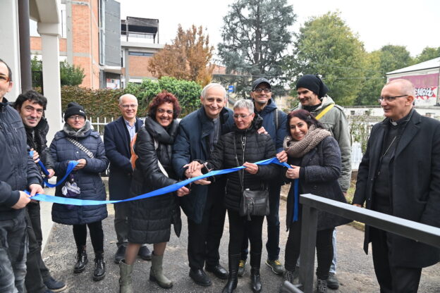 Il cardinal Zuppi inaugura l’ambulatorio “Fratelli tutti”: la fotogallery