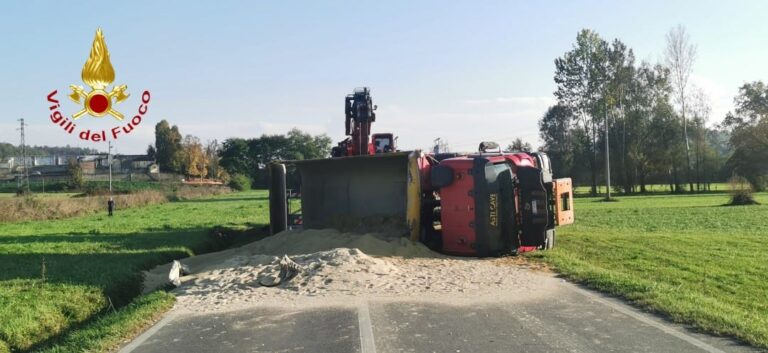 Camion carico di sabbia si ribalta a Mombarone