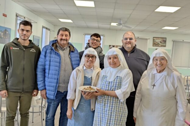 Un pranzo con gli agnolotti alla mensa sociale di corso Genova