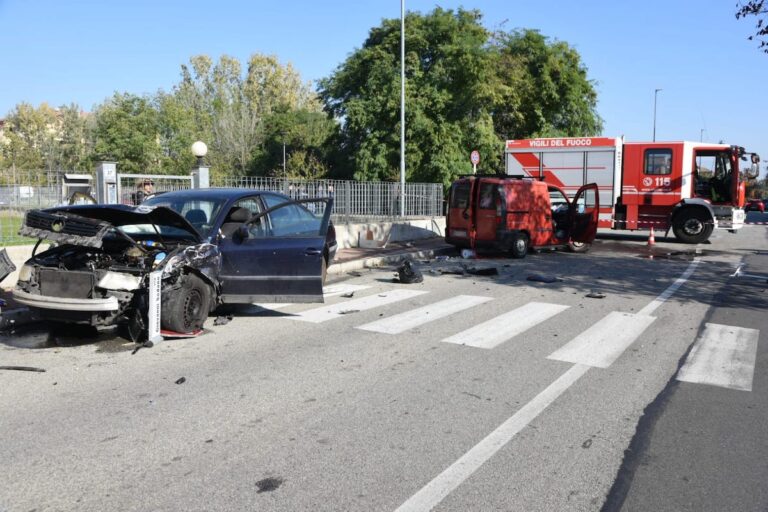 Scontro frontale tra via Scotti e via Sodano