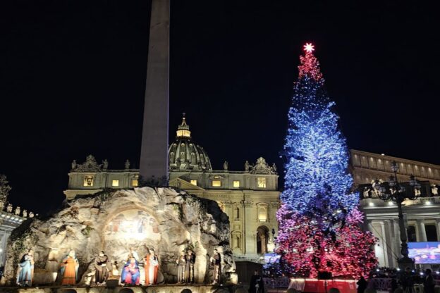 L’albero donato dal Piemonte brilla in piazza San Pietro in Vaticano