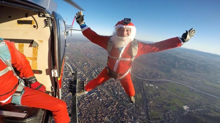 Al palazzetto di via Gerbi Babbo Natale arriva dal cielo