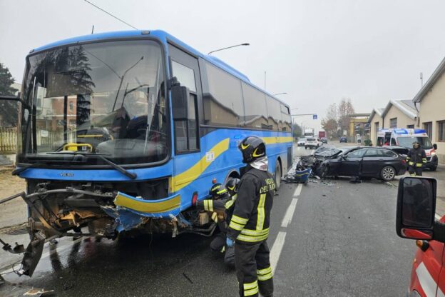 Frontale bus-auto a Castell’Alfero: due feriti lievi
