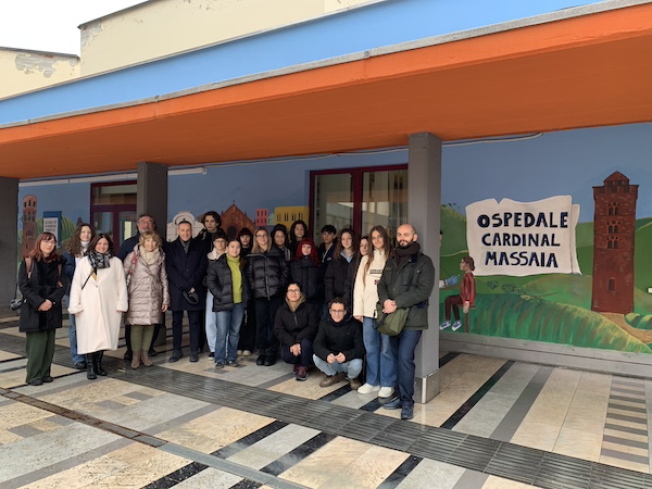 Gli studenti del Liceo Alfieri autori di un murales che decora l’ospedale