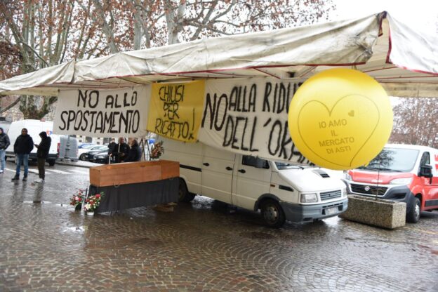 Asti, i mercatali di piazza Alfieri sfilano in piazza del Palio